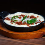 Queso fundido con chorizo
